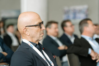 Mann mit Brille sitzt im Publikum